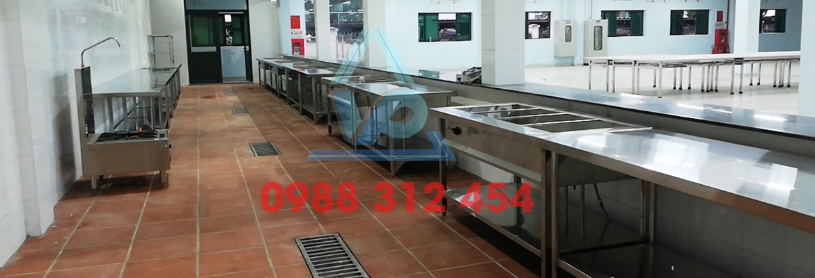 Chậu rửa 3 hộc được sử dụng trong khu sơ chế của mô hình bếp công nghiệp